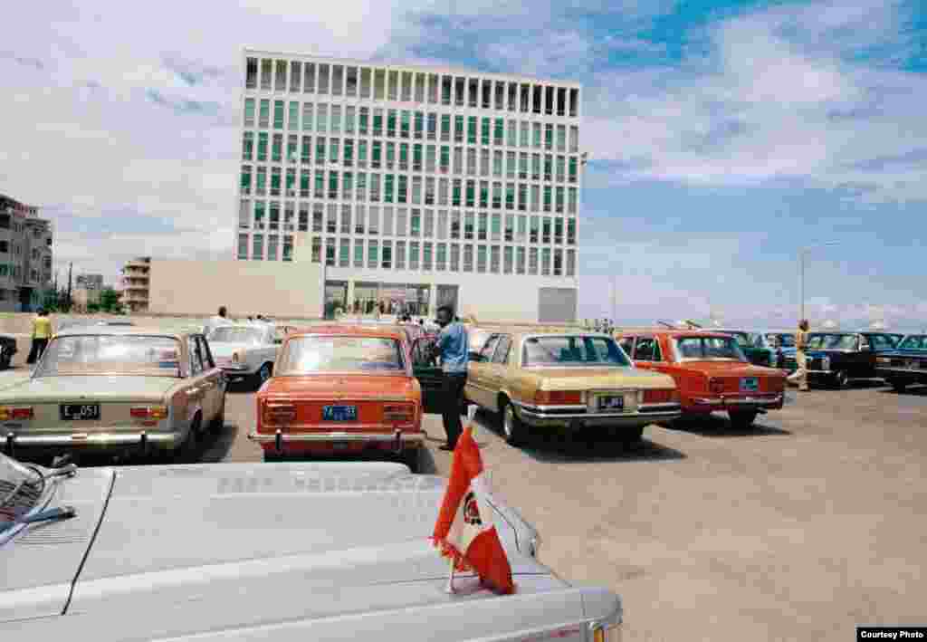 El edificio actual cuando se reabrió en 1977 bajo la protección de la Embajada de Suiza, tras pemanecer cerrado desde 1961.