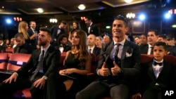 FOTO ARCHIVO. La familia de Cristiano Ronaldo y de Lionel Mess durante los premios The Best FIFA 2017 en el Palladium Theatre de Londres.