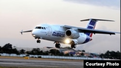 Un Antonov-158 de Cubana aterriza en La Habana.