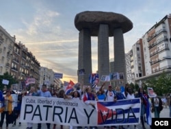 Cerca de un centenar de exiliados cubanos en España protestaron contra un concierto de Silvio Rodríguez. (Foto: Michel Suárez)