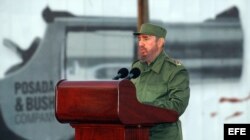 Castro encabeza una marcha contra Bush y Posada Carriles en el Malecón habanero, en enero de 2006.