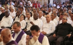 Caridad Diego, al centro, junto a otros funcionarios del PCC, durante el funeral del cardenal Jaime Ortega, en la Catedral de La Habana. (Archivo/Fernando Medina/Pool via AP)