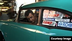 Eduardo, que participa en el documental, en su auto de carreras.