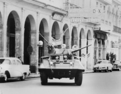 Un tanque de guerra avanza hacia el Palacio Presidencial. AP Photo