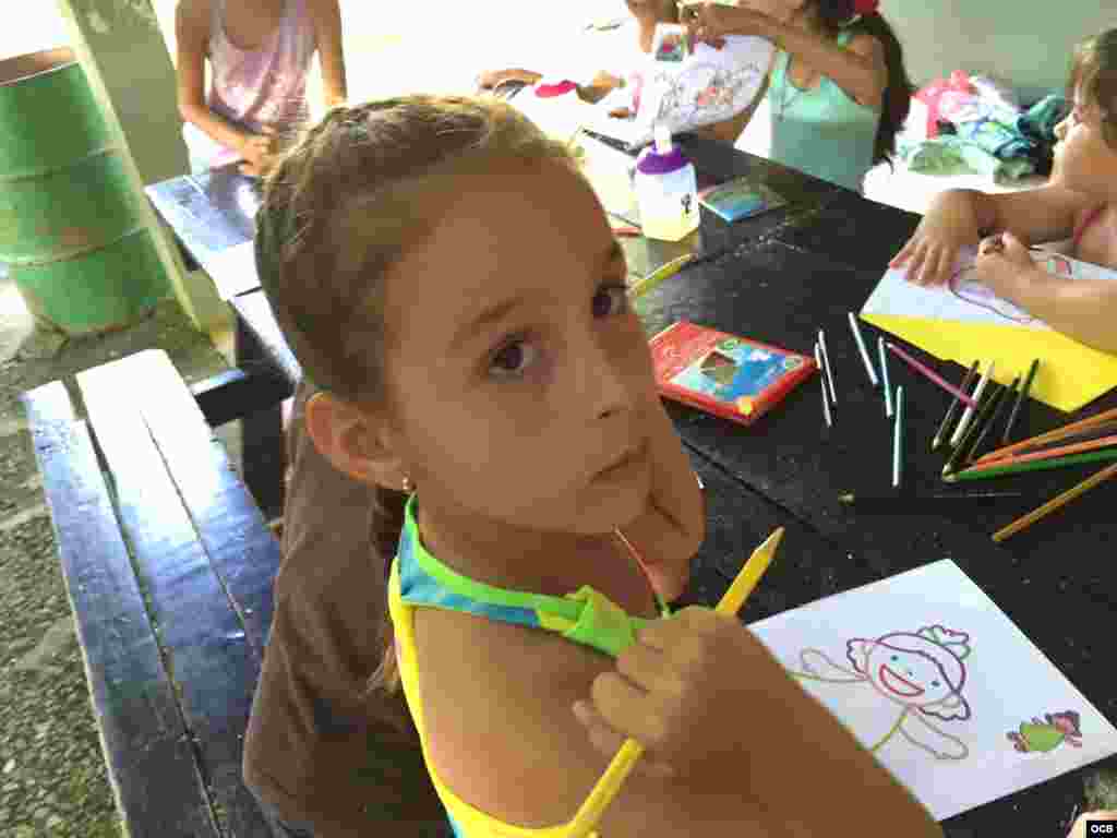 Niños cubanos juegan en una escuela que da albergue a familias de migrantes de la isla varados en la frontera de Costa Rica con Nicaragua.