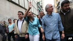 En esta fotografía de archivo del 3 de diciembre de 2014, la excongresista y líder opositora María Corina Machado llega a la Fiscalía General para testificar, acompañada por el alcalde de Caracas, Antonio Ledezma, en Caracas, Venezuela. (Foto AP/Ariana Cubillos, Archivo)