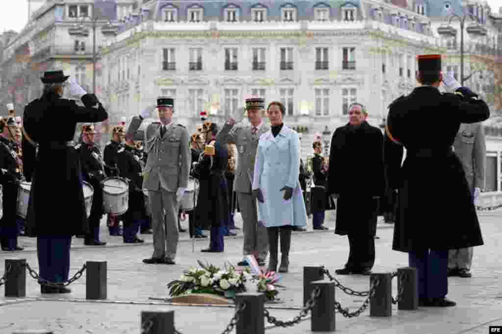 Raúl Castro (2d) y la ministra gala de Ecología, Desarrollo Sostenible y Energía, Ségolène Royal (3d), en una ceremonia en la Tumba del Soldado Desconocido en el Arco del Triunfo en París.