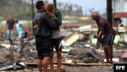 Cubanos se recuperan hoy, miércoles 5 de octubre de 2016, de los destrozos y estragos causados por el paso del huracán Matthew en Baracoa, provincia de Guantánamo (Cuba). El huracán Matthew dejó a su paso por Cuba graves destrozos en el extremo oriental d