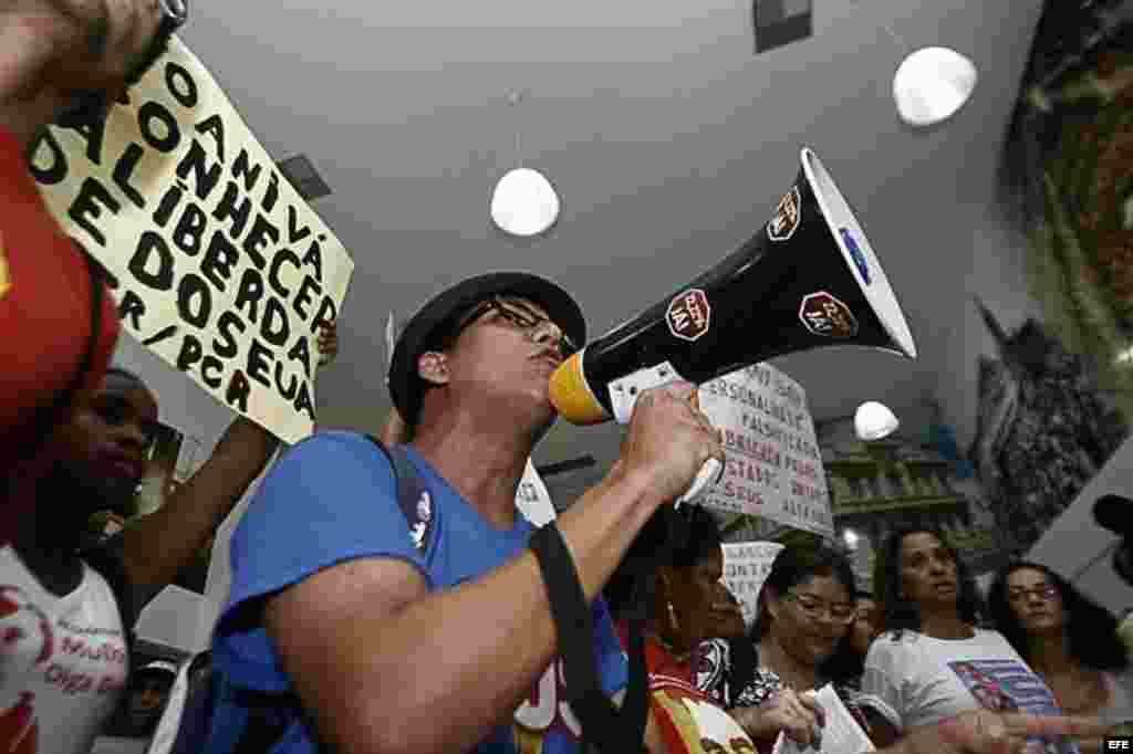 Manifestantes protestan contra la presencia de Yoani en la reunión de la SIP