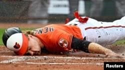 Gunnar Henderson de los Orioles de Baltimore logra anotar el 8 de octubre de 2023 contra los Rangers de Texas, en Camden Yards, Baltimore.(Tommy Gilligan-USA TODAY Sports).