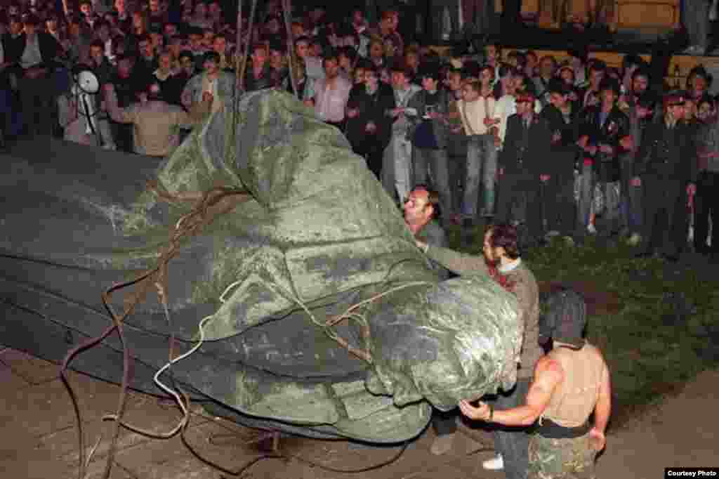 Estatua de Dzerzhinski la noche del 22 de agosto de 1991.