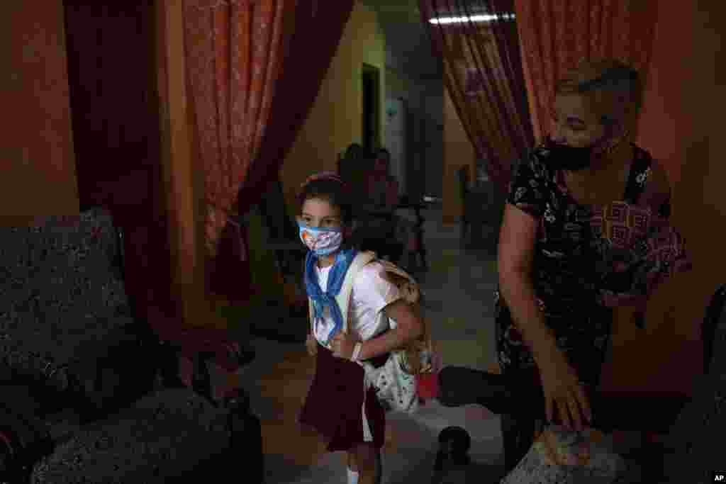 Danmara Triana y su hija Alice se quedaron en Cuba tras la salida del esposo hacia Estados Unidos, en 2015, con su hijo mayor. (AP Foto/Ramón Espinosa)