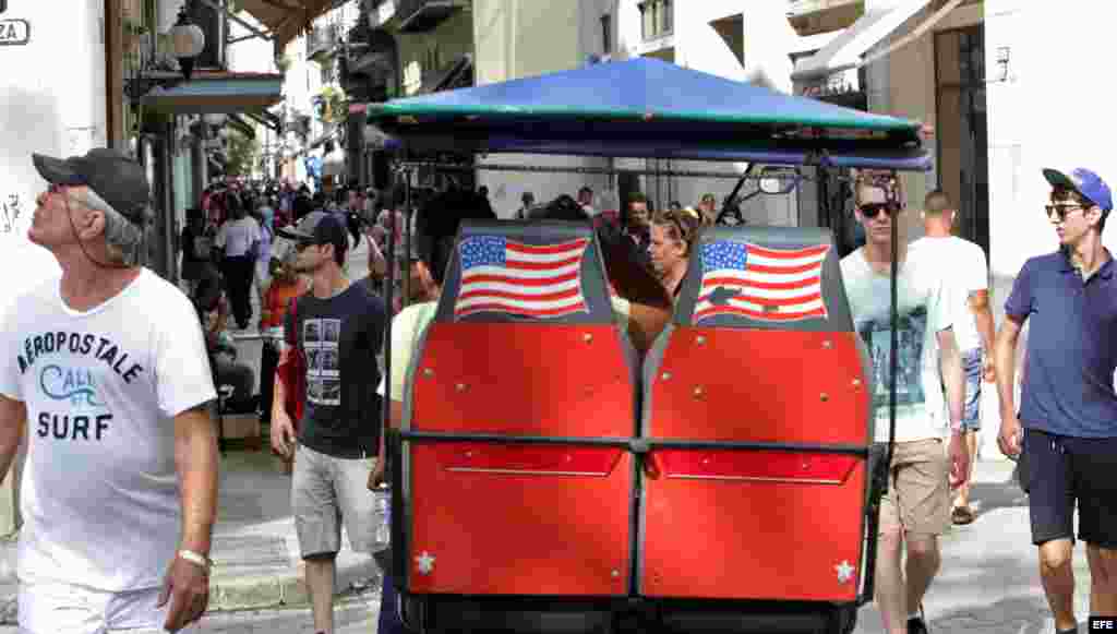 Turistas caminan por una calle de La Habana.&nbsp;