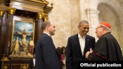 El presidente Barack Obama y su asesor Ben Rhodes conversan en la Catedral de La Habana con el cardenal Jaime Ortega.