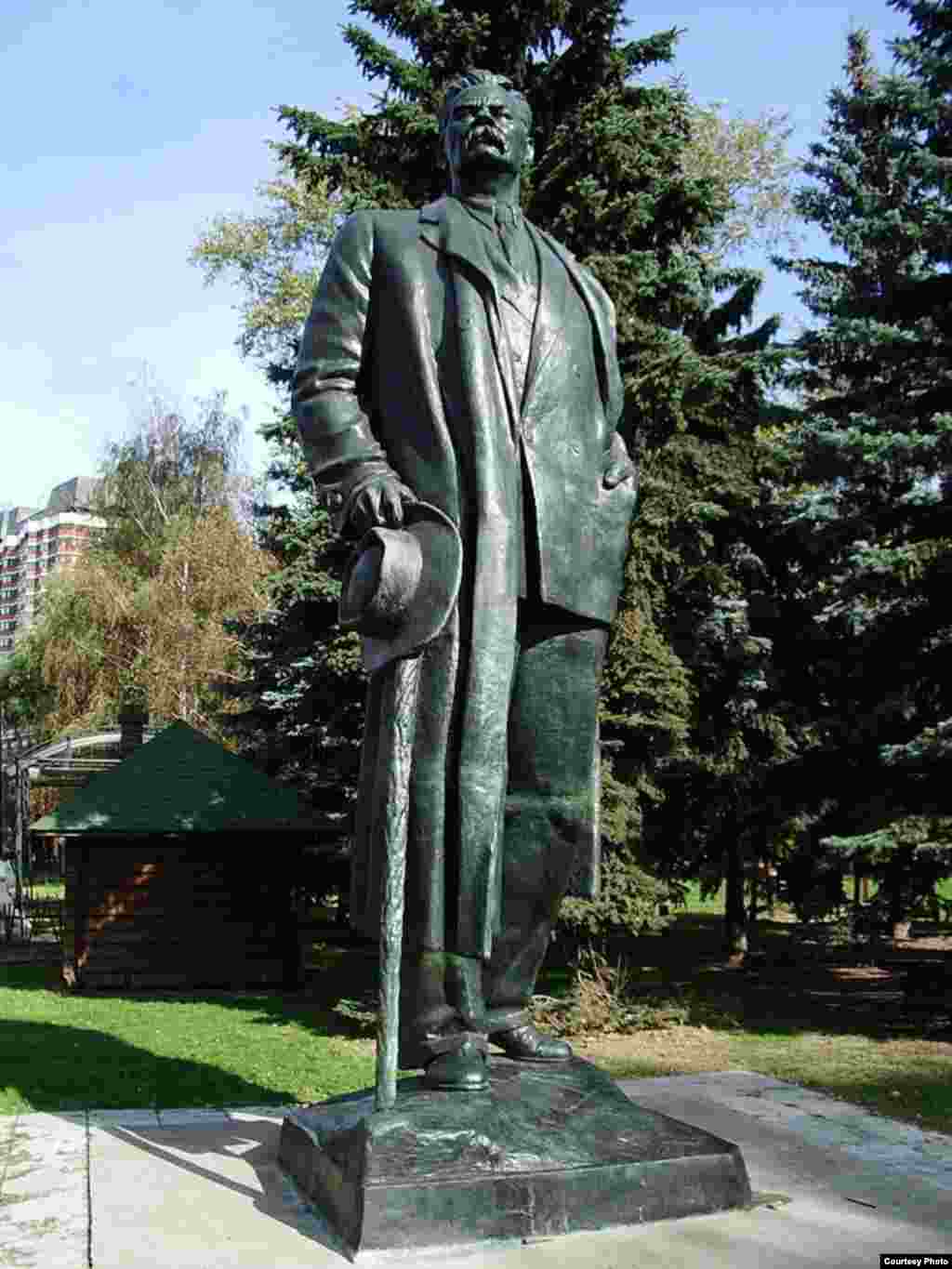 Estatua de Gorki en el Museum de Moscú.