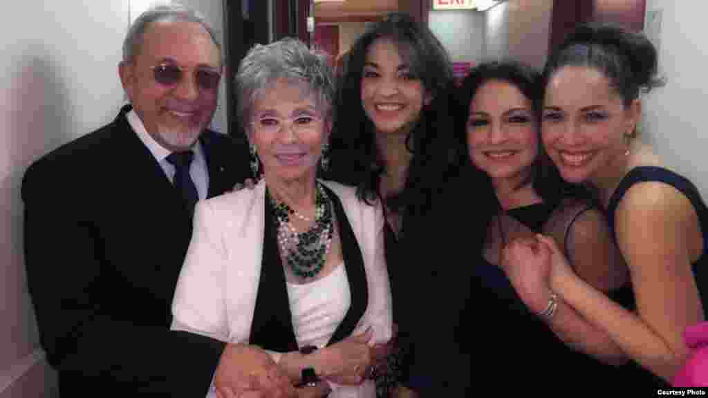 Gloria y Emilio Estefan con la protagonista de la obra, Ana Villafañe, Andrea y la legendaria actriz Rita Moreno.