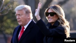 Melania y Donald Trump antes de partir a la Florida el 23 diciembre de 2020. REUTERS/Jonathan Ernst