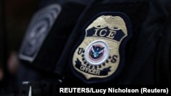 Un emblema del Servicio de Control de Inmigración y Aduanas de Estados Unidos (ICE). Foto: REUTERS/Lucy Nicholson/Archivo