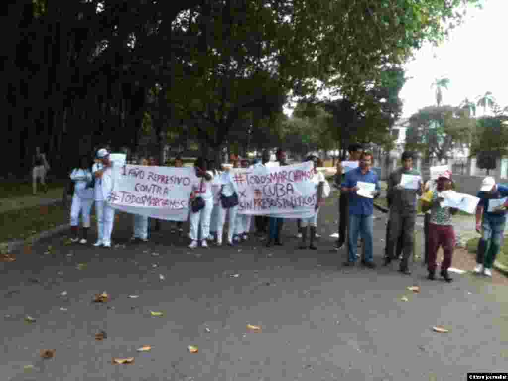 Minutos antes del arresto de los activistas que participan en la jornada #TodosMarchamos este domingo en que se cumple un año de la represión contra los participantes en las m archas opositoras.