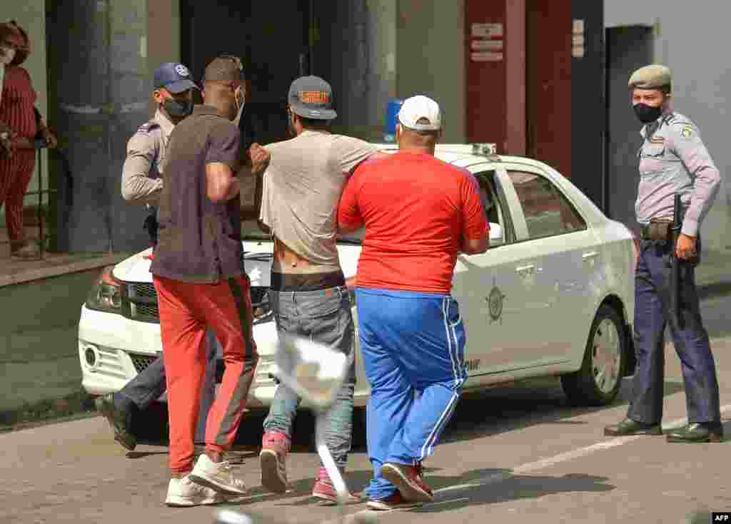 Un hombre es detenido durante una manifestaci&#243;n contra el gobierno del presidente cubano Miguel D&#237;az-Canel en La Habana, el 11 de julio de 2021.