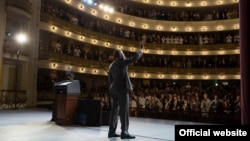 El presidente Barack Obama saluda a los presentes en el Gran Teatro de La Habana, donde pronunció su discurso en Cuba (White House)