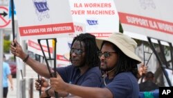 Trabajadores en huelga en el puerto de Miami el 3 de octubre de 2024. (AP/Marta Lavandier).