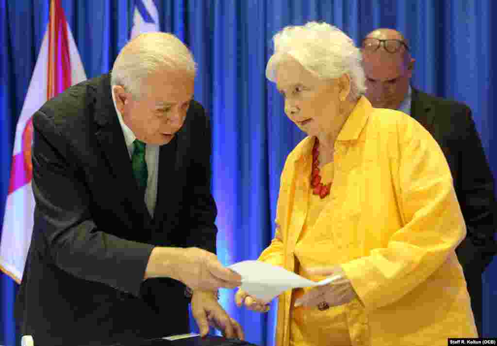 Tomás Regalado, Director de Radio TV Martí, y la Dra Mercedes Cros-Sandoval, durante la firma del convenio.