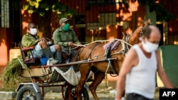 Carretoneros en medio de la pandemia de coronavirus. (Yamil Lage/AFP).