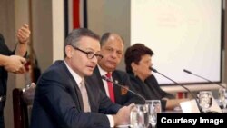 El presidente Luis Guillermo Solís (c) y el canciller Manuel A. González, en conferencia de prensa. 