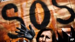 Una protesta en Perú contra la contaminación con petróleo. (AP Photo/Rodrigo Abd).