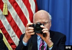 El senador estadounidense por el estado de Vermont, Patrick Leahy, asiste a una rueda de prensa junto a otros senadores y representantes.