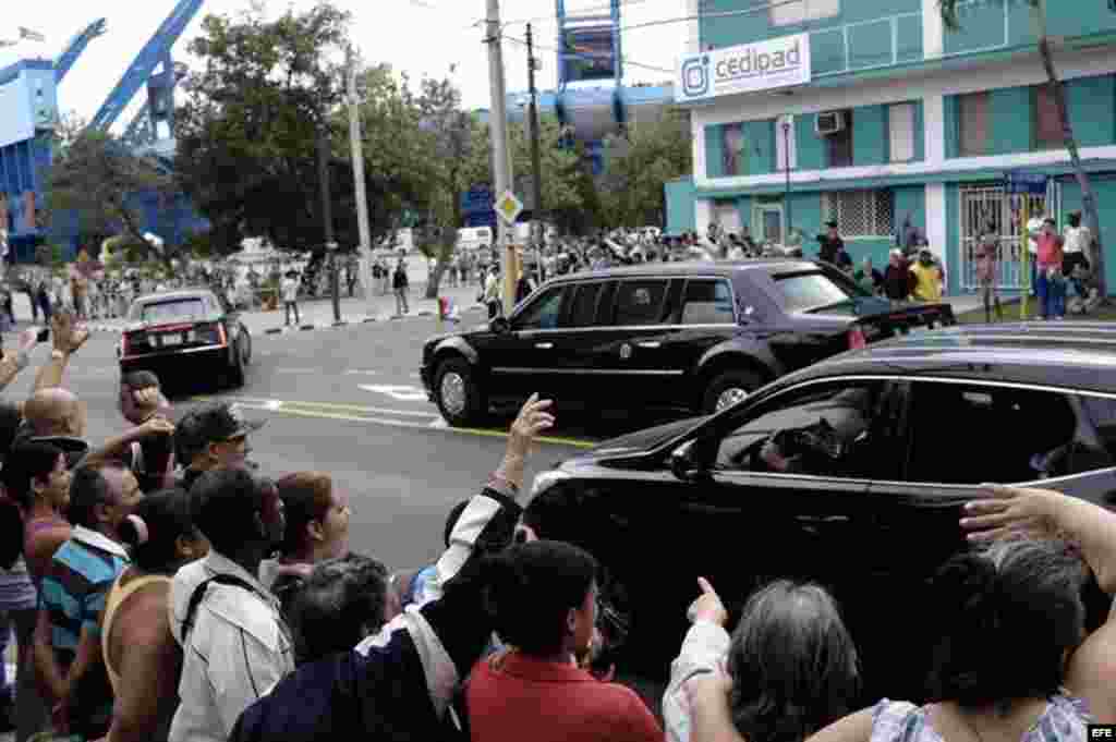 El presidente estadounidense Barack Obama y su comitiva llegan al estadio Latinoamericano.