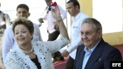 El general cubano Raúl Castro y la presidenta de Brasil Dilma Rousseff inauguran la primera etapa del puerto del Mariel construido con financiación brasileña.