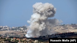 El humo se eleva debido a los bombardeos israelíes contra aldeas en el distrito de Nabatiyeh, visto desde la ciudad sureña de Marjayoun, Líbano, el lunes 23 de septiembre de 2024. (Foto AP/Hussein Malla)