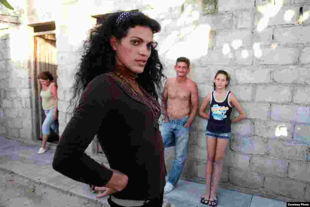 Malú junto a su padre y hermana en la puerta de su casa.