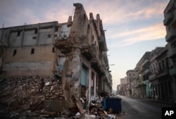 Edificios ruinosos y derrumbados bordean la calle San Lázaro, en Centro Habana, fotografiados el 10 de octubre de 2023. (Foto AP/Ramón Espinosa)