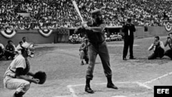 Fidel Castro en un estadio de béisbol en Cuba.