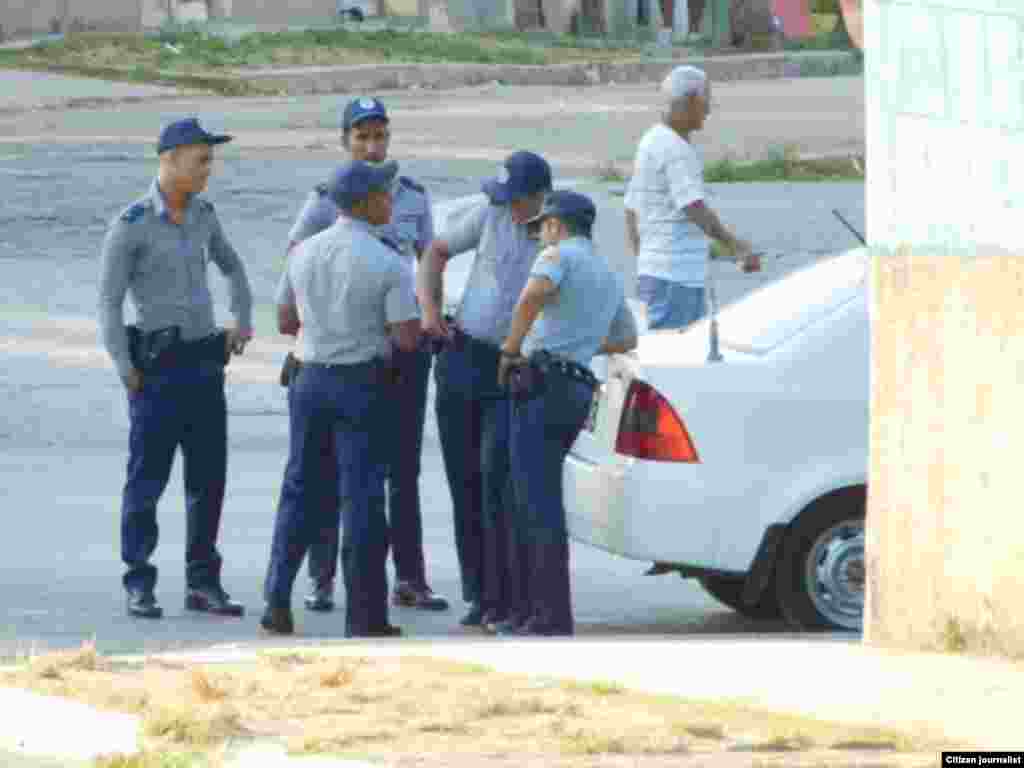 Refuerzan operativos en los alrededores de la sede de las Damas de Blanco Foto Angel Moya 