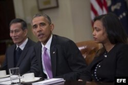 El presidente de EEUU Barack Obama, junto al periodista vietnamita Dieu Cay (i), y a la periodista etíope Simegnish 'Lily' Mengesha.