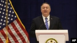 El secretario de Estado Mike Pompeo habla a los medios en Doha, Qatar, después de la firma del acuerdo de paz con los talibanes.