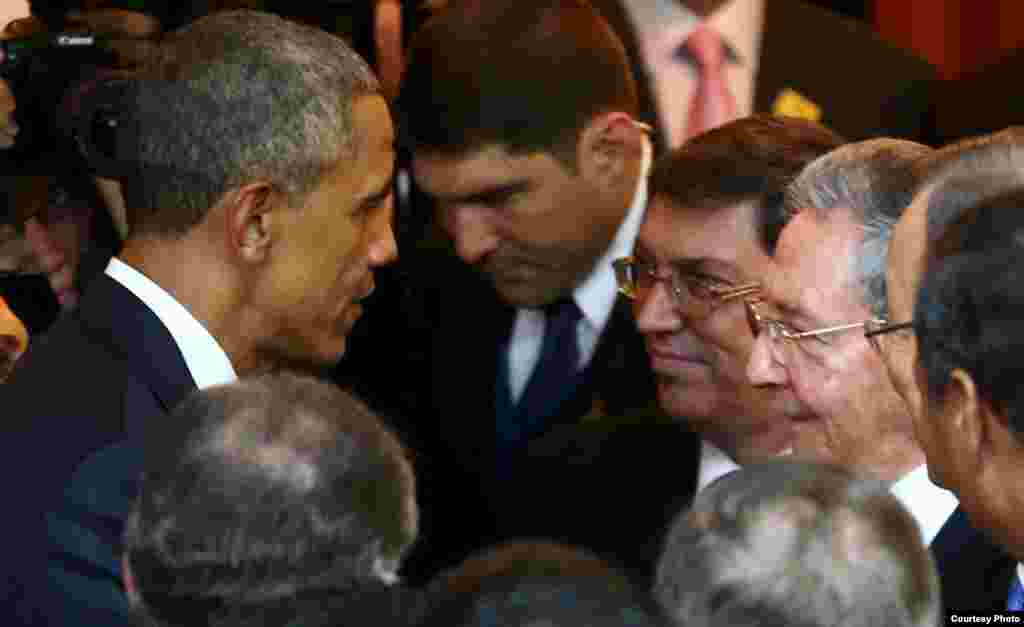 El presidente Barack Obama conversa con Raúl Castro y el canciller de Cuba, Bruno Rodríguez, durante la inauguración de la VII Cumbre de las Américas en Panamá.