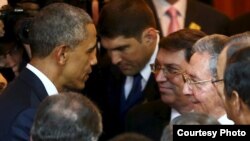 El presidente Barack Obama conversa con Raúl Castro y el canciller de Cuba, Bruno Rodríguez, durante la inauguración de la VII Cumbre de las Américas en Panamá