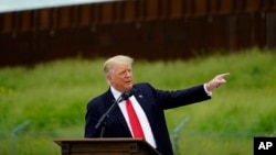 Durante su campaña presidencial Donald Trump visitó el muro fronterizo con el gobernador de Texas, Greg Abbott, en Pharr, Texas, el 30 de junio de 2021. (Foto AP/Eric Gay)