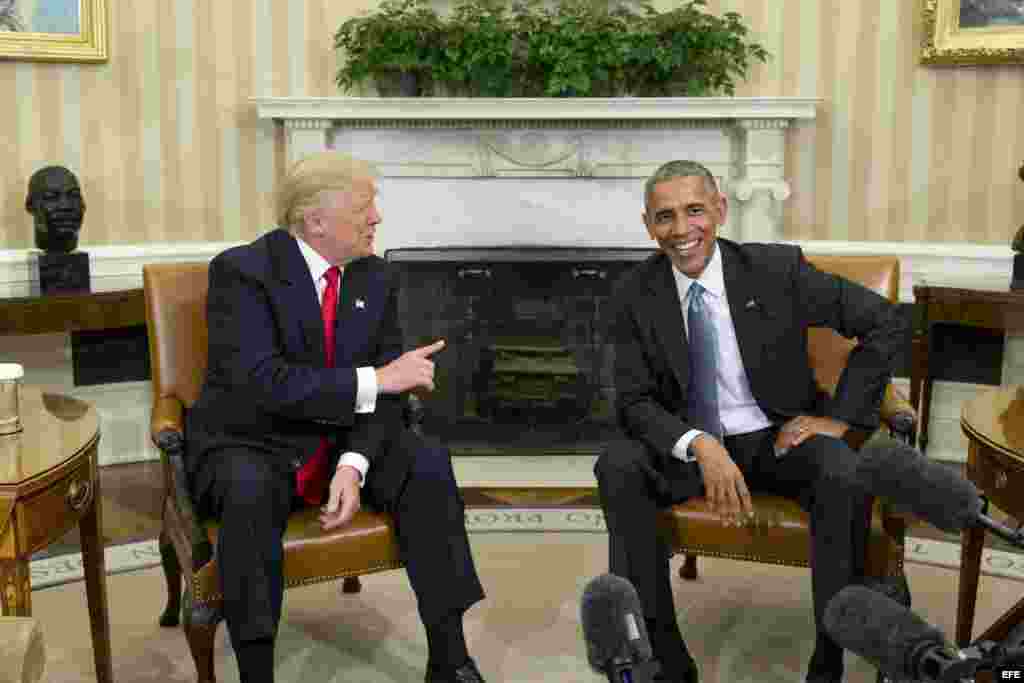 El presidente de los Estados Unidos, Barack Obama (d) junto con el presidente electo Donald Trump (i) al final de su encuentro en el despacho oval en la Casa Blanca, en Washington (Estados Unidos), hoy, 10 de noviembre de 2016. El presidente de Estados Un