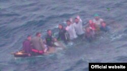 La embarcación naufragada cerca de Key Largo con un grupo de cubanos a bordo. (Foto: USCG)