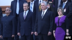 El vicepresidente de Venezuela, Tareck El Aissami (2i), recibe al presidente de Cuba, Miguel Díaz-Canel (c), y la primera dama cubana, Lis Cuesta (d), hoy, miércoles 30 de mayo de 2018, en el Panteón Nacional Simón Bolívar, en Caracas (Venezuela). Díaz-Ca