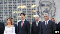 Justin Trudeau (c), y su esposa, Sophie Grégoire (i), son vistos junto al vicepresidente cubano Miguel Díaz-Canel (d) durante una ceremonia de colocación de una ofrenda floral en la Plaza de la Revolución.