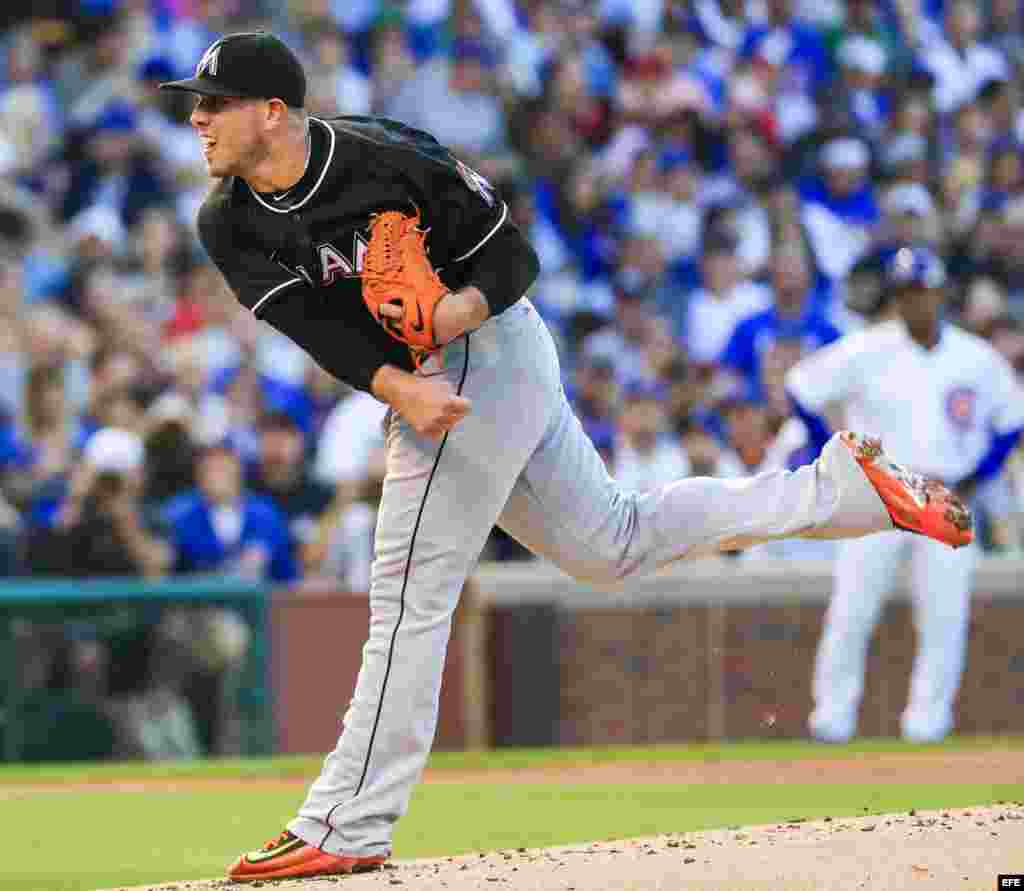 José Fernández pitchea el juego de los Miami Marlins contra los Chicago Cubs, en el Wrigley Field.