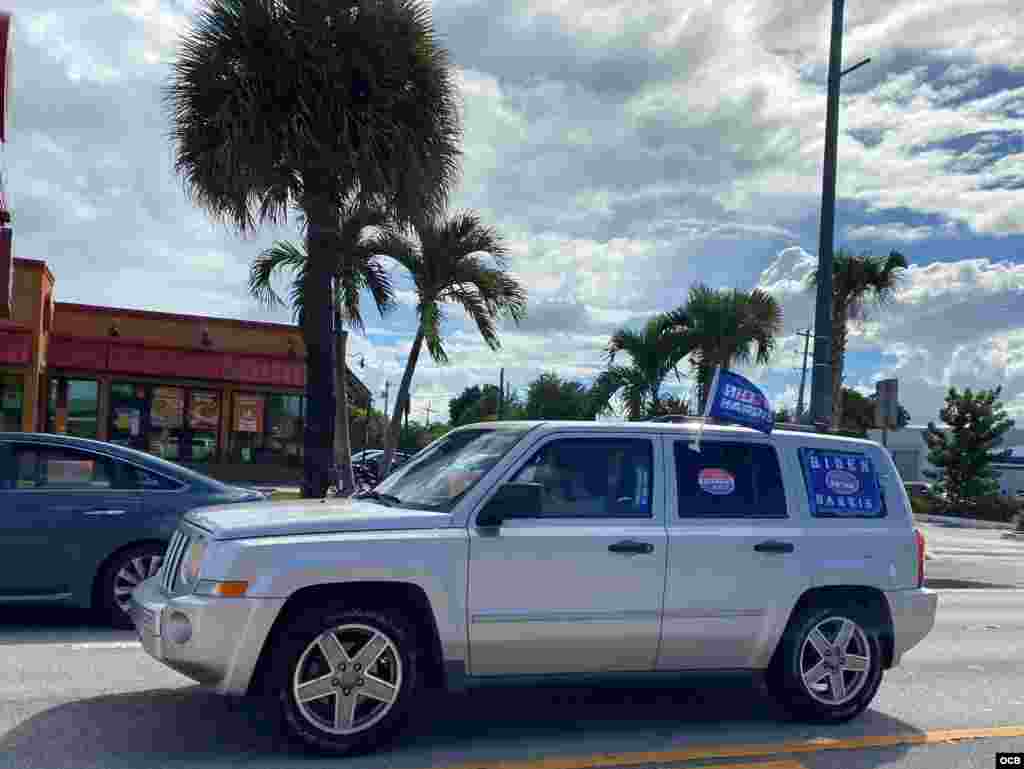 Pancartas, cl&#225;xones, insignias y banderas a favor de Joe Biden en Miami el domingo 18 de octubre.