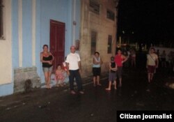 Vecinos del edificio pasaron la noche en la calle. (Foto: Cubanet)